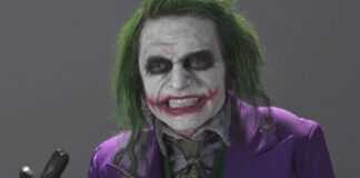 Tommy Wiseau si reinventa come Joker in un video Tommy Wiseau