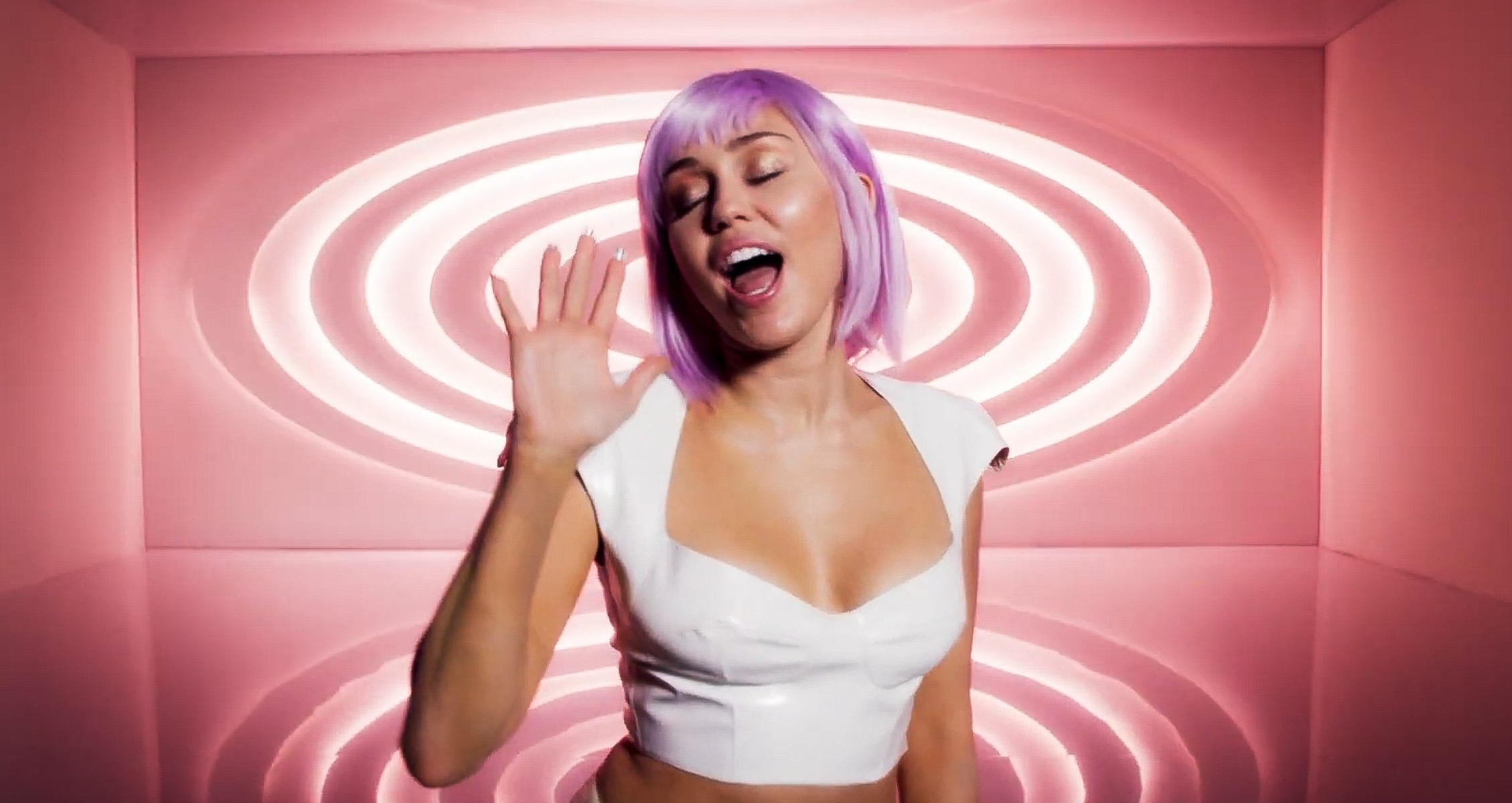 7777E3F4-0C28-4D27-8DA4-C1E4AD96C662 Miley Cyrus
