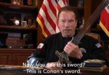 Arnold Schwarzenegger impugna la spada di Conan e condanna i fatti di Capitol Hill