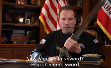 Arnold Schwarzenegger impugna la spada di Conan e condanna i fatti di Capitol Hill