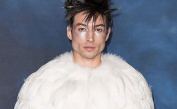 Ezra Miller sta viaggiando senza meta armato per gli USA: Teme di essere ricercato dall’FBI ezra miller
